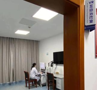 爸爸慌了：三年级女儿不和女孩玩，还站着上厕所！真相竟是……