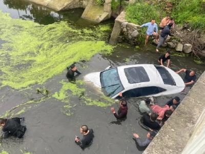 轿车失控掉水，生死瞬间，近20名路人纷纷跳水救人！