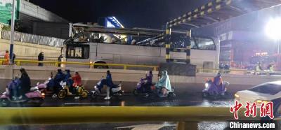 广西桂林一辆大客车被限高栏“削顶”致1死6伤