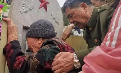 106岁老人对墓碑深情一吻，看哭所有人