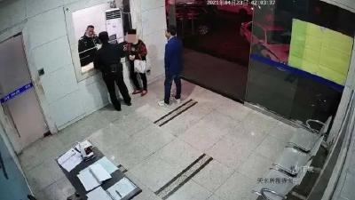 “能不能给我一杯水喝……”凌晨1点，一小店门口有个男孩不停徘徊