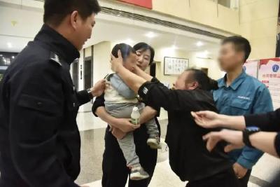 丧尽天良！男子15万8卖了亲儿子去旅游，十年前一幕让人心碎
