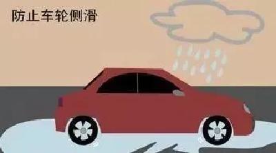 雨天弯道不减速 车辆翻入沟中“四脚朝天”