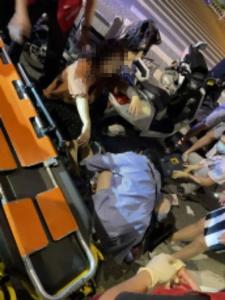 下班路上偶遇车祸现场，两位女护士伸出援手，她们救人的样子真美！