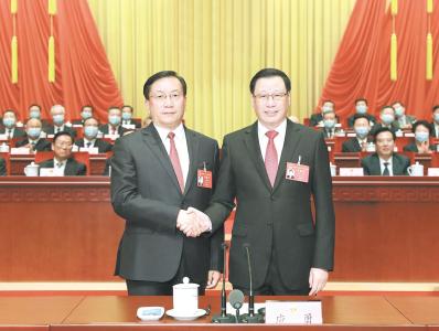 省十三届人大六次会议进行大会选举并举行宪法宣誓仪式