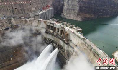 世界在建规模最大！白鹤滩水电站大坝全线浇筑到顶