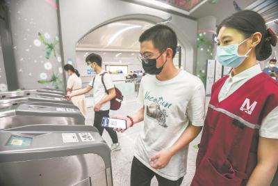 武汉地铁上线支付宝、微信、云闪付扫码乘车服务 超5万人次尝鲜扫码坐地铁