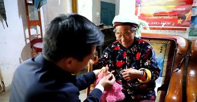 实力宠娘！男子买儿童玩具哄91岁母亲开心