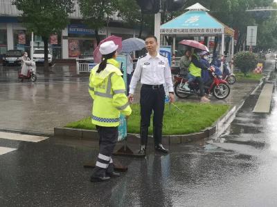 暴雨袭城，他们“乘风破浪”守护你
