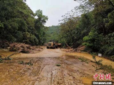 广东龙门龙华出现大面积山体滑坡 当地正组织抢通