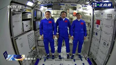 3名航天员要拆160多件“快递”？网友求直播开箱