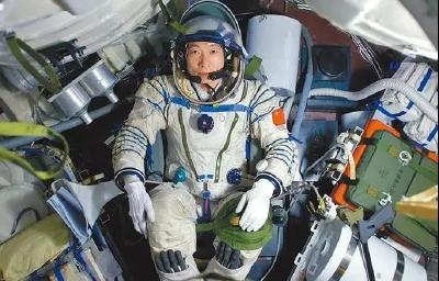 杨利伟的这篇文章全网刷屏，“过于伟大”