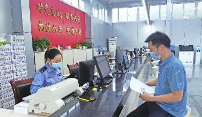 为了让市民少跑路 车管所延时办业务