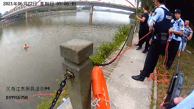 浙江最“脏”警察走红，满是污泥却被点赞