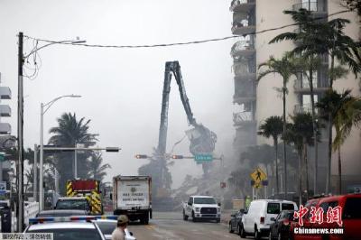 美佛州大楼坍塌已致12人死 事故引发周边住户恐慌