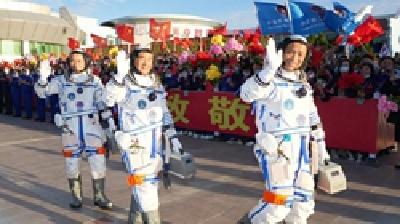 聂海胜、刘伯明、汤洪波3名航天员领命出征 