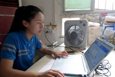 大学生放弃大公司选择送快递，手下30多个快递小哥就服她