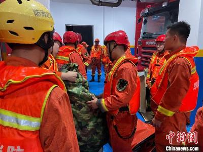 郑州24小时：多方力量紧急驰援 水电网逐渐恢复