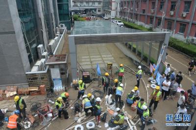 暴雨突袭下的生命接力——郑州万名医院患者大转移纪实 