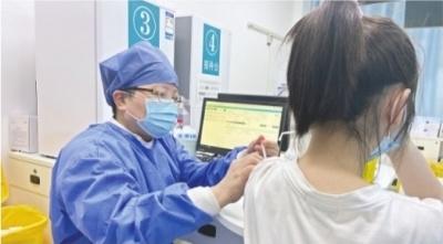 12-17岁人群陆续接种新冠疫苗 未成年人接种须监护人全程陪同