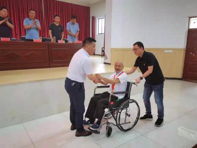 邹岗镇90岁高龄老党员坐轮椅为党庆生！