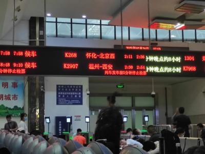 “千年一遇”暴雨：男子步行+游泳回家，女孩在宾馆沙发上过夜