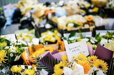 郑州地铁遇难者名单公布，民众献花悼念
