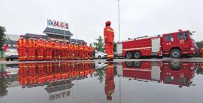 孝感市消防救援支队紧急驰援郑州 52名指战员已顺利抵达并展开救援  