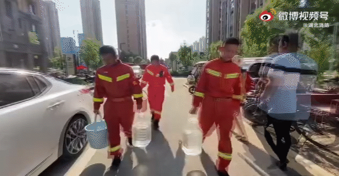 孝感消防员折返23楼送水老人哽咽致谢，一秒破防！