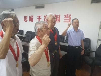孝感市教育局颁发“光荣在党50年”纪念章
