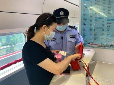 列车员巡视厕所发现遗落背包，将其归还时旅客才记起
