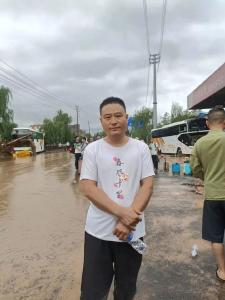 全网寻人！他开铲车在洪水中救下近70人，场面惊险…