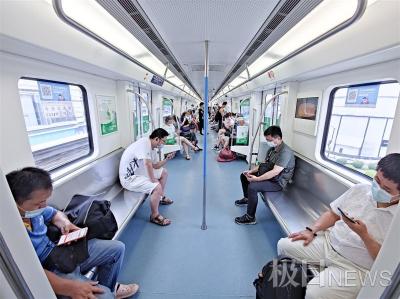 武汉地铁乘客选择站着，自觉隔开保持距离