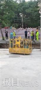 兰州一道路塌陷现10米深坑，混凝土车跌落司机逃生