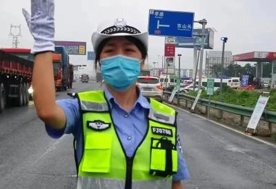 铿锵玫瑰！国道上美丽风“警”线