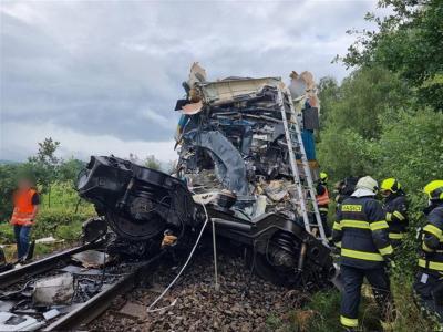 捷克两列火车相撞致2死40多伤，撞车原因很可能是司机失误