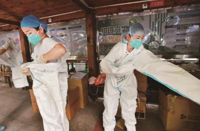 深夜大集结奔赴检测现场 顶高温作业中暑让居民“好心疼”  1500余名医护紧急驰援经开区