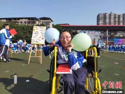 四川“轮椅女孩”收到大学录取通知书：多发现身边的阳光