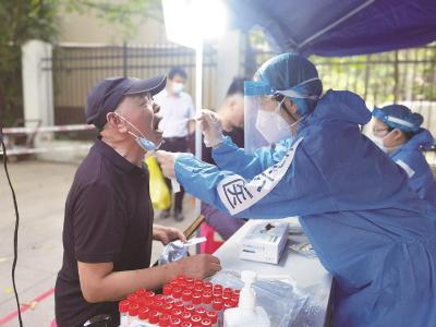 白衣战士再次出征 冲上核酸采样一线  不同年龄段“女汉子” 扛起守护城市的重担
