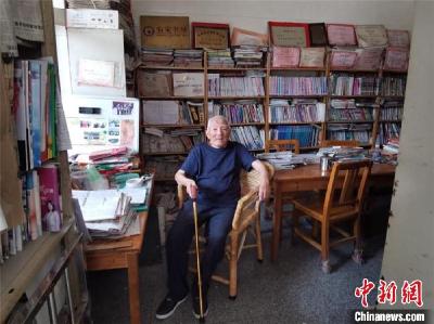 98岁老人和他的“民间图书室”：让村里的孩子都有书看