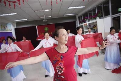 65岁“刘姥姥”义务教残疾人跳舞：大家愿意学我就教
