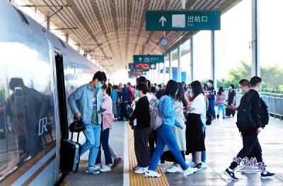铁路国庆黄金周运输启动，预计发送旅客1.27亿人次