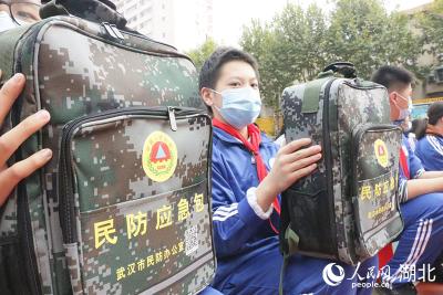 武汉向中学生发放9万个民防应急包
