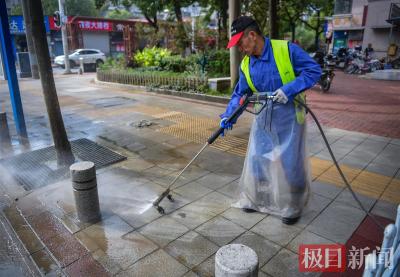 “洗地神器”上阵，路面污垢一扫光