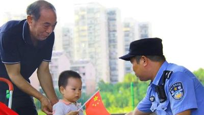 【节日我在岗】有一种骄傲叫”中国红“，有一种守护叫”警察蓝“