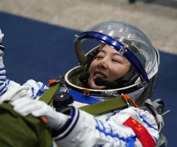 女航天员上太空，有啥不一样？