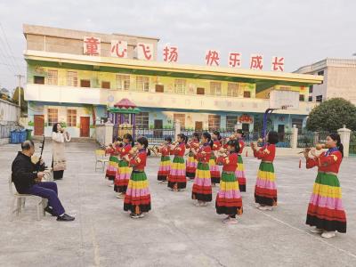 山里的娃娃 学起了葫芦丝