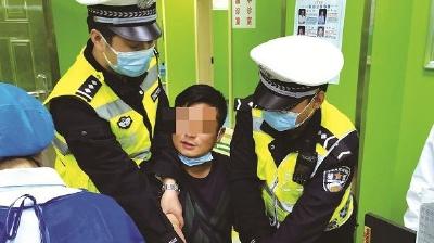 男子醉驾冲岗后又弃车逃跑，结果……