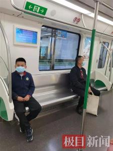 终于看到妈妈穿警服了，我要合个影……这个武汉男孩感动了所有人