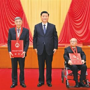 中共中央国务院隆重举行国家科学技术奖励大会 习近平出席大会并为最高奖获得者等颁奖 李克强讲话 王沪宁出席 韩正主持